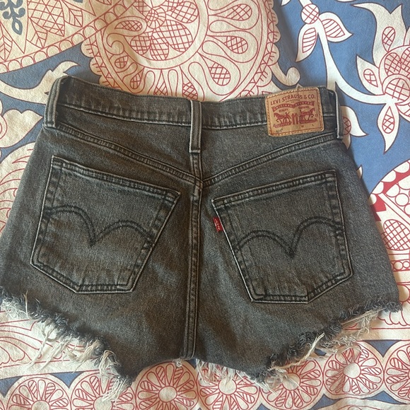 Levi’s black shorts - Picture 2 of 3